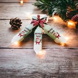 Fudges - Weihnachtsmann mit einem Geschenk winken
