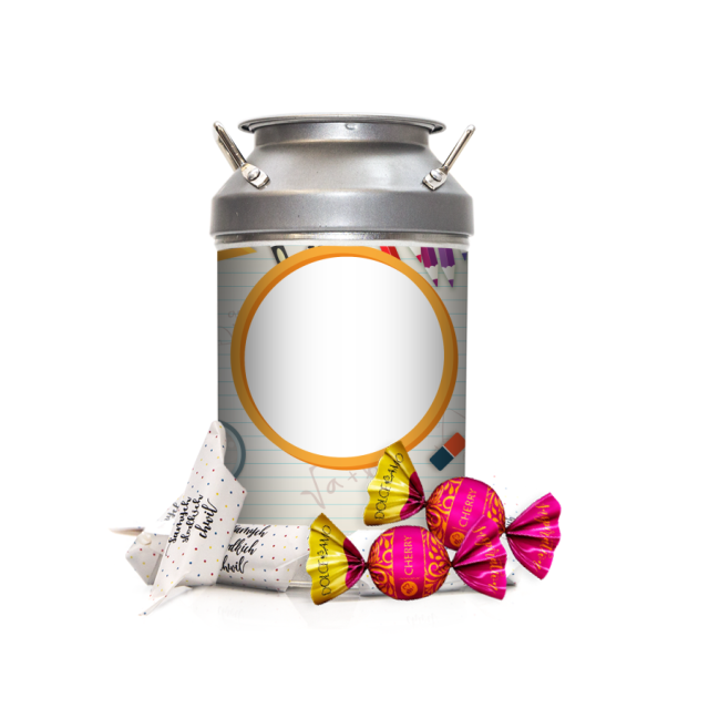 Krówki w kance - Narzędzia na tle kartki