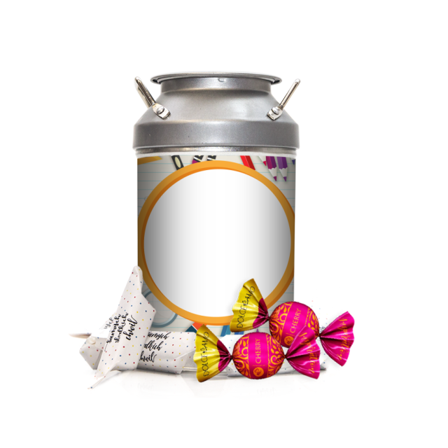 Krówki w kance - Narzędzia na tle kartki