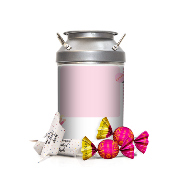 Krówki w kance - Dziewczynka na różowym tle z grzechotką